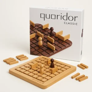 علبة لعبة Quoridor Classic مرسومة بأسلوب كرتوني، تُظهر لوح اللعبة الخشبي والبيادق والحواجز بطريقة مبسّطة واحترافية.